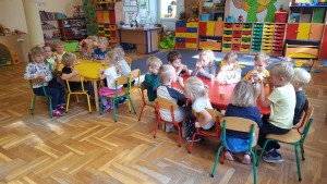pijemy-soczek-cala-grupa